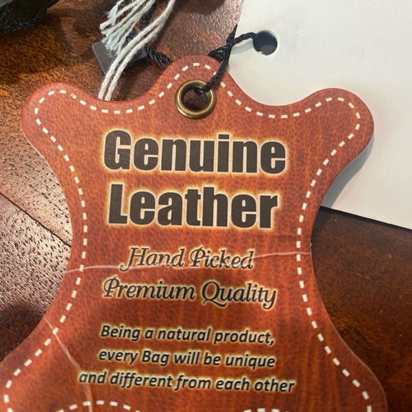 Medium sized clutch.  New with tags.  pd 40 asking 25 - Picture 3 of 9